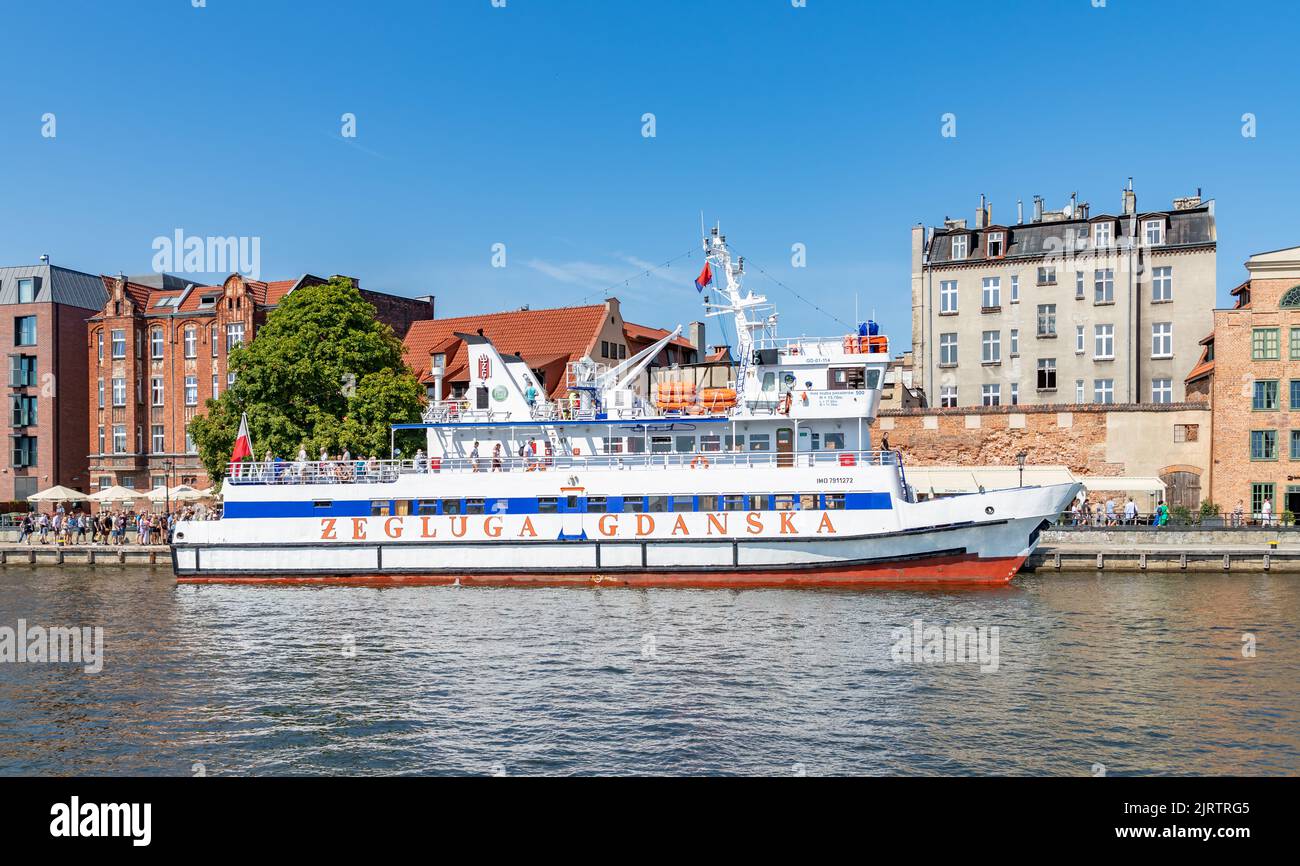 Une photo d'un ferry amarré dans la rivière Motlawa de Gdansk. Banque D'Images