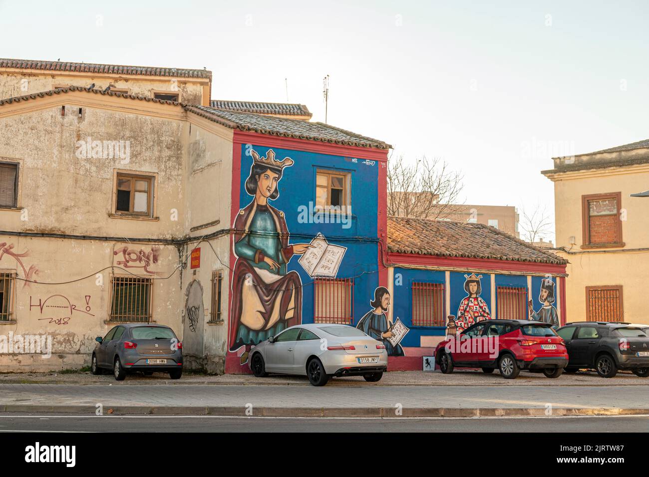 Ciudad Real, Espagne. Graffiti dans une maison bleue représentant le roi Alfonso X de Castille, appelé le Sage Banque D'Images