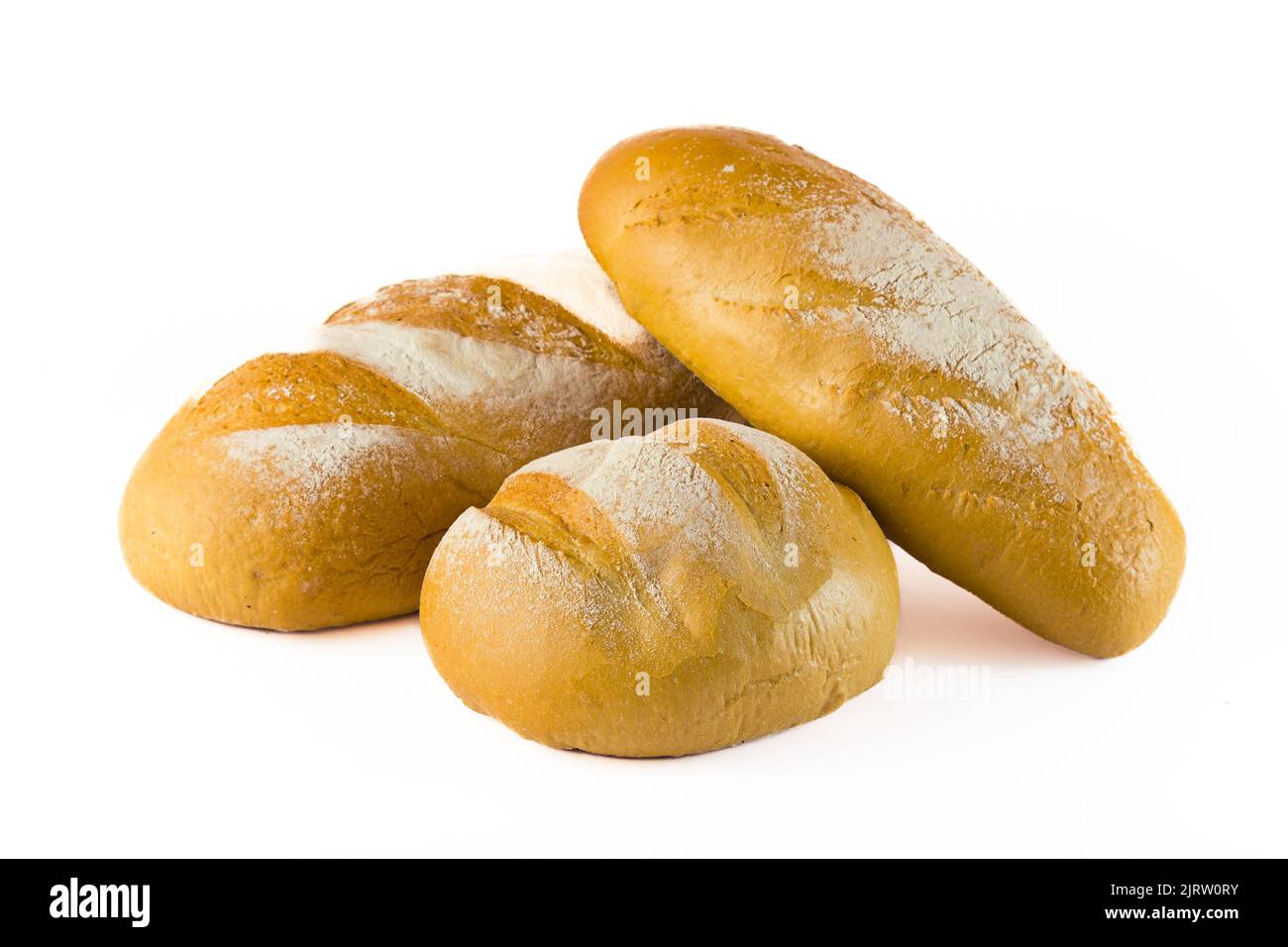 Prise studio isolée de trois pains de blé blanc fraîchement cuits avec garniture à la farine blanche saupoudrée. Arrière-plan blanc. Photo de haute qualité Banque D'Images