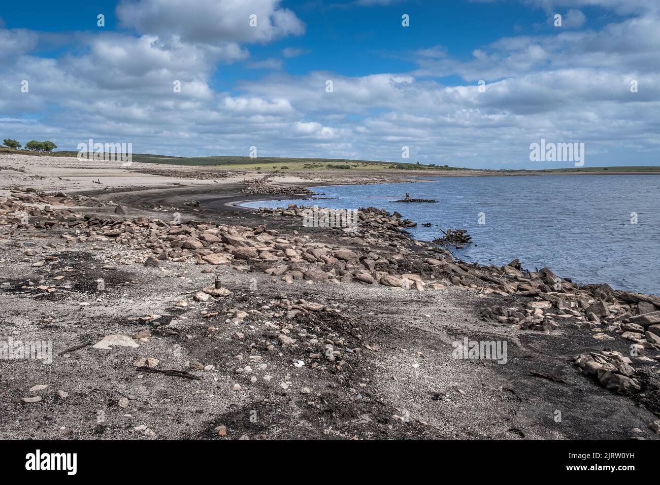 Pierres de vieilles structures artificielles bâtiments murs exposés par la chute des niveaux d'eau causée par de graves conditions de sécheresse au réservoir du lac Colliford sur B Banque D'Images