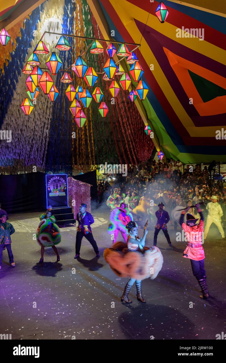 Danse carrée en représentation à la fête de Saint John, pendant la célébration de juin. Campina Grande, Paraiba, Brésil sur 11 juin 2022. Banque D'Images