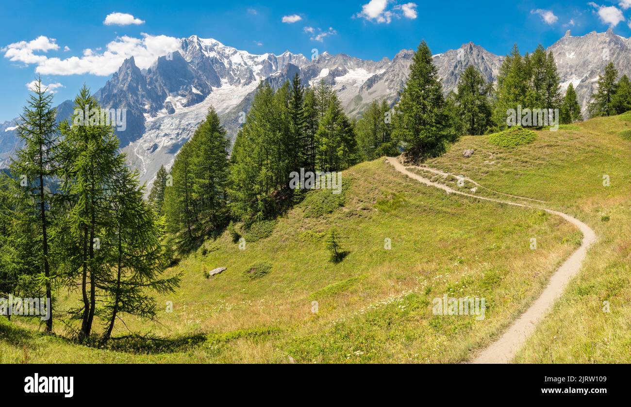Le massif du Mont blanc de la vallée du Val Ferret en Italie. Banque D'Images
