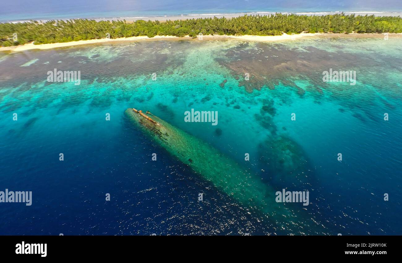 Vue aérienne de l'épave Prinz Eugen, un croiseur lourd allemand, submergé le 22nd décembre 1946, atoll de Kwajalein, Îles Marshall Banque D'Images