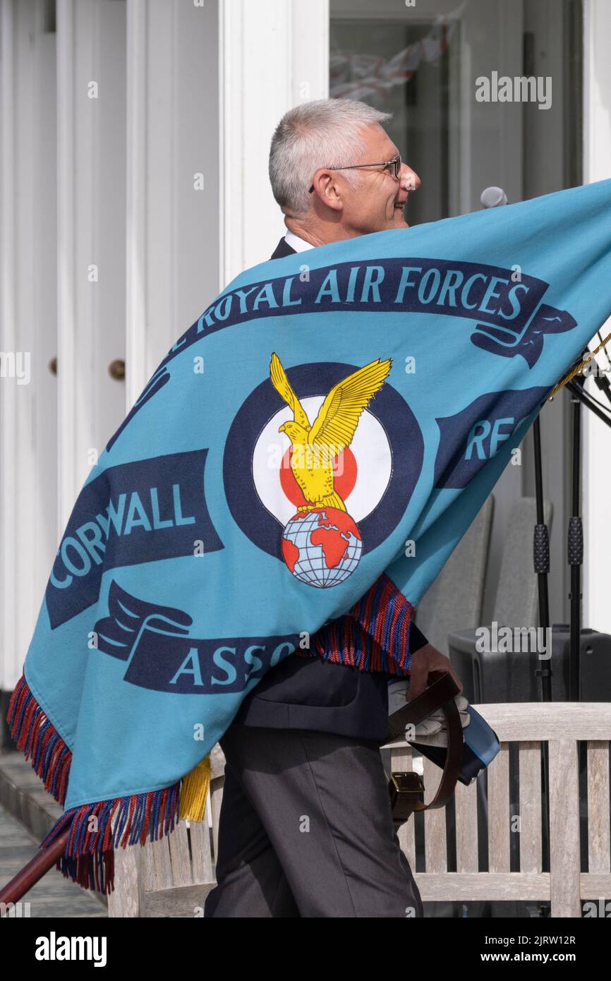 Un vétéran portant le drapeau de la Royal Air Forces Cornwall Association lors de la Journée militaire à Trebah Garden, à Cornwall, au Royaume-Uni. Banque D'Images
