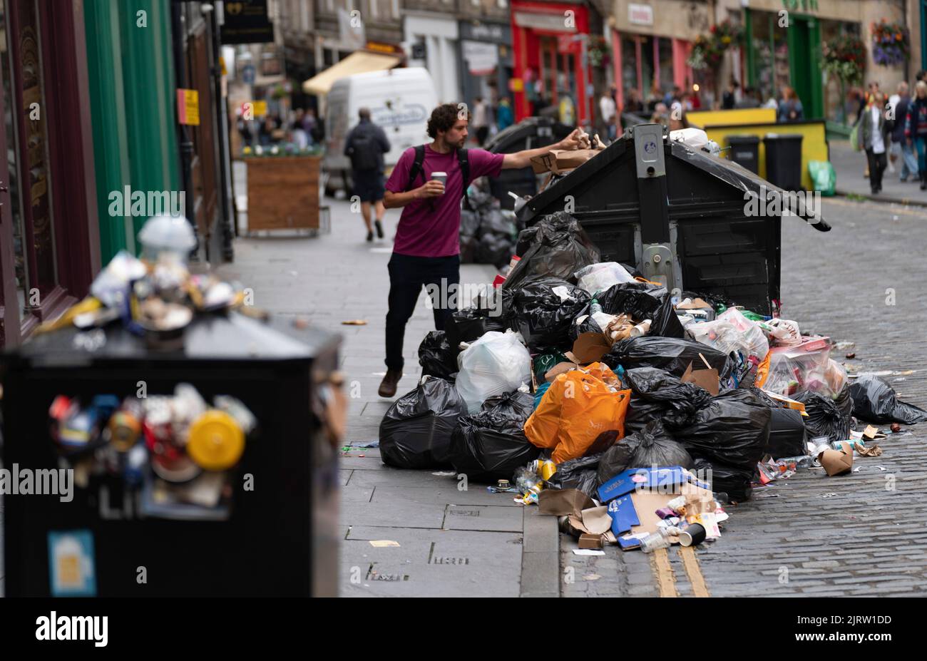 Édimbourg, Écosse, Royaume-Uni. 26th août 2022. Les déchets sont aujourd'hui enroulés dans les rues et à côté de nombreux bacs débordant dans le centre-ville d'Édimbourg. La grève des Binmen se poursuit à Édimbourg et les grèves sont aujourd’hui prolongées pour inclure Glasgow, Aberdeen et Dundee. Photo : des déchets sont empilés dans la rue de la vieille ville. Iain Masterton/Alay Live News Banque D'Images