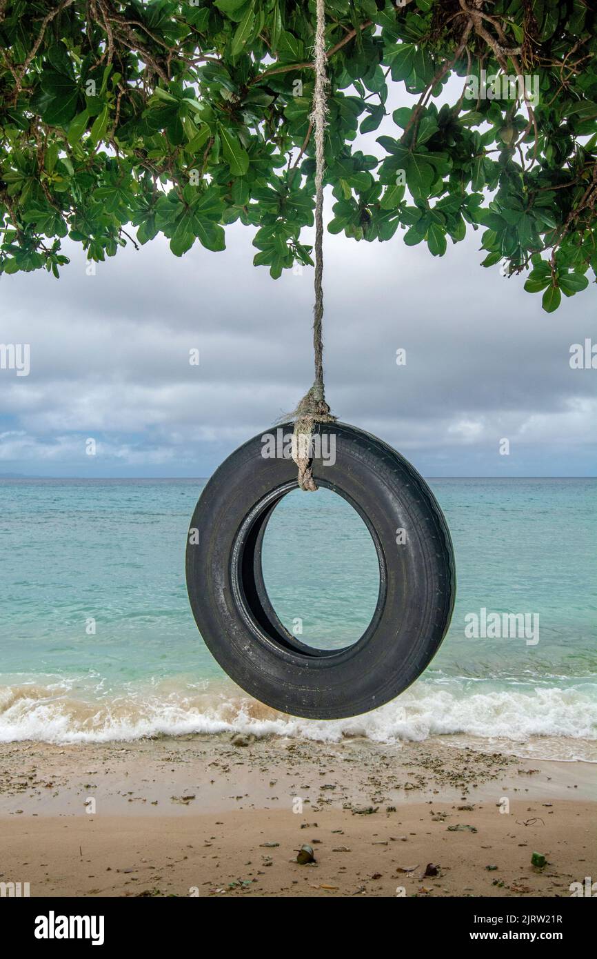 Les Fijian locaux ont construit une balançoire faite maison sur une plage éloignée avec une vue fantastique. Banque D'Images