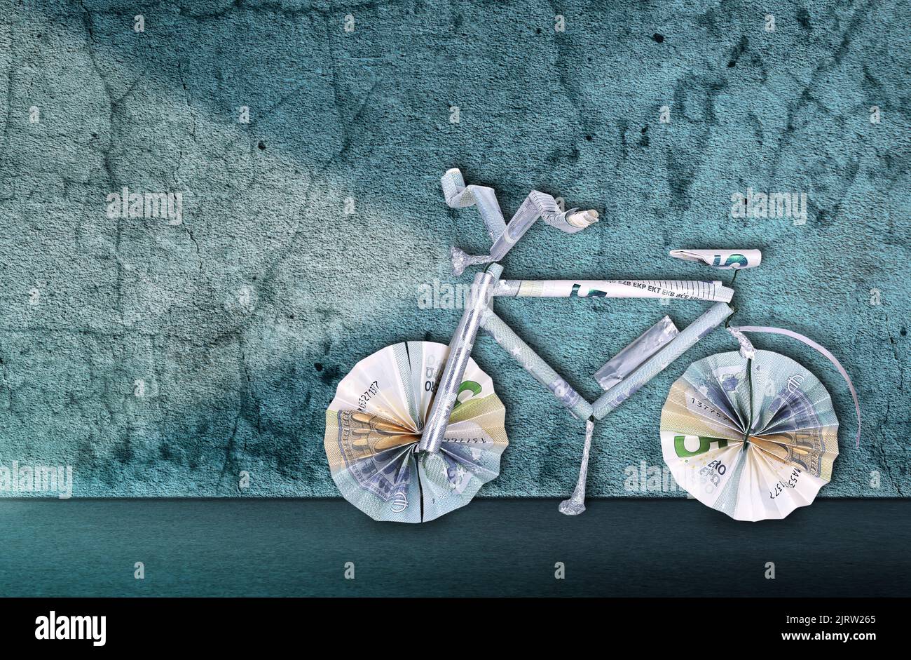 Vélo électrique fabriqué à partir de billets de banque pour un bon Banque D'Images