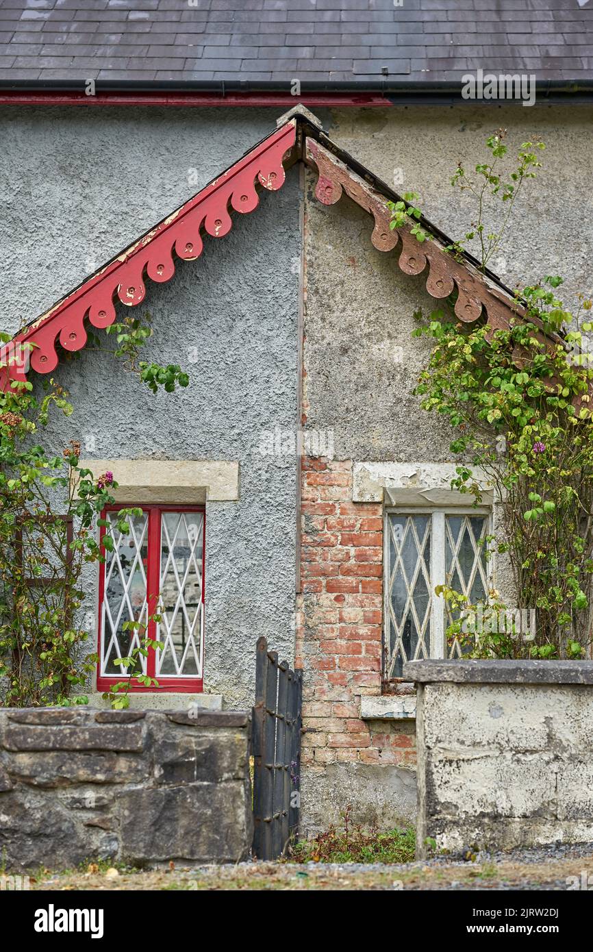 Deux maisons côte à côte racontent une autre histoire. Banque D'Images