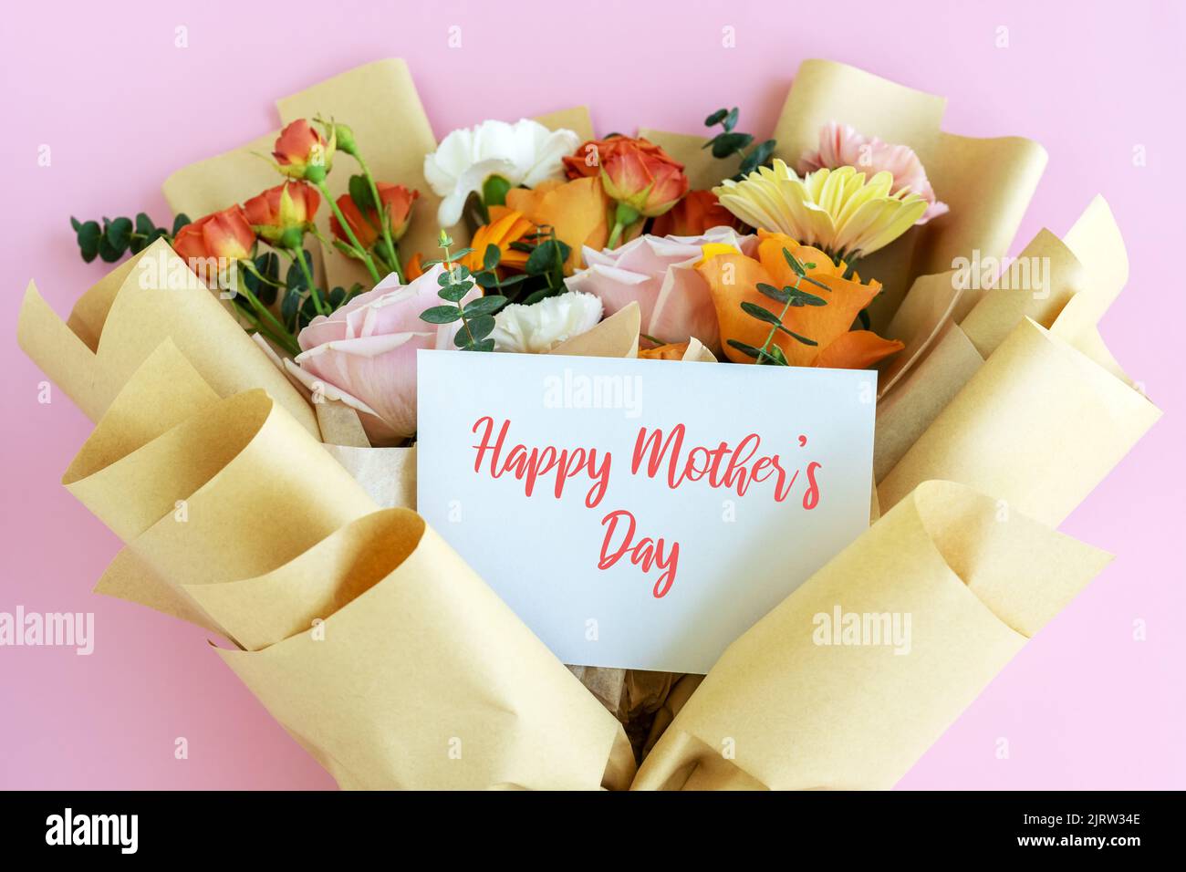 Bouquet de fleurs mélangées avec espace de copie sur fond rose Banque D'Images