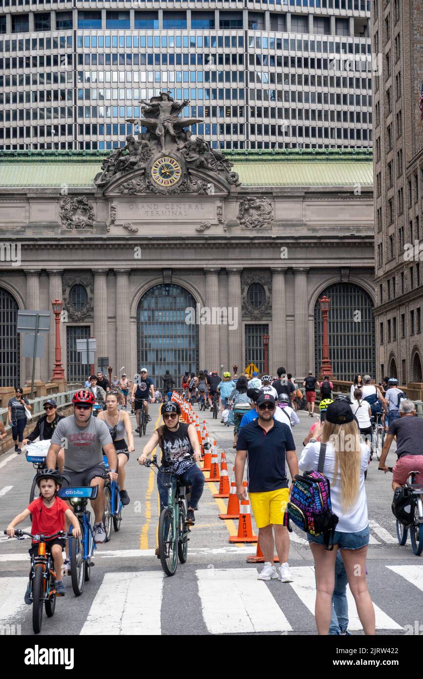 Les rues d'été permettent un accès gratuit sur Park Avenue pour les coureurs et les motards chaque mois d'août, le samedi matin, NYC, USA, 2022 Banque D'Images