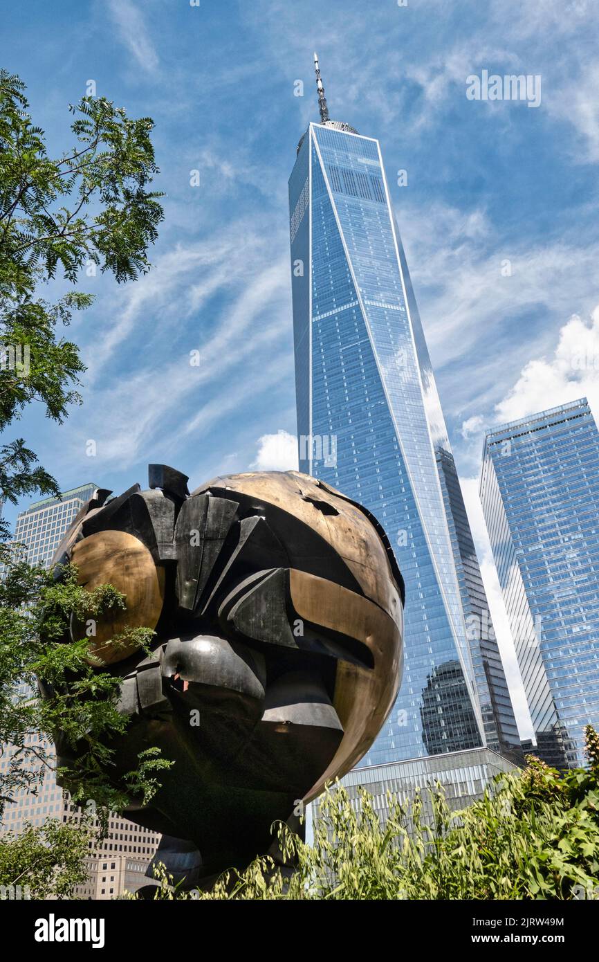 Sphère et architecture moderne au World Trade Centre de New York, Etats-Unis 2022 Banque D'Images