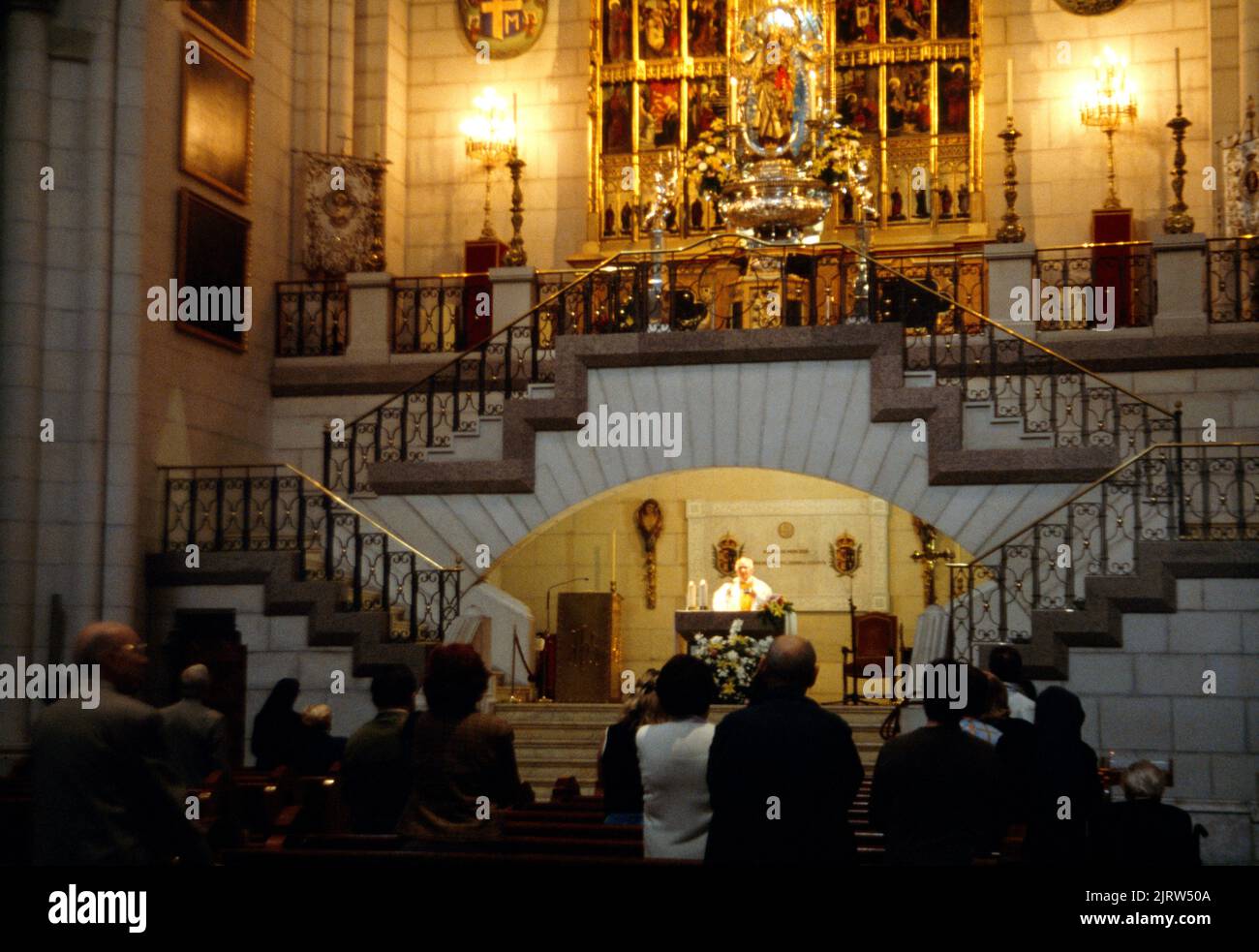 Madrid Congrégation d'Espagne à la Messe de la Cathédrale de la Almudena Banque D'Images