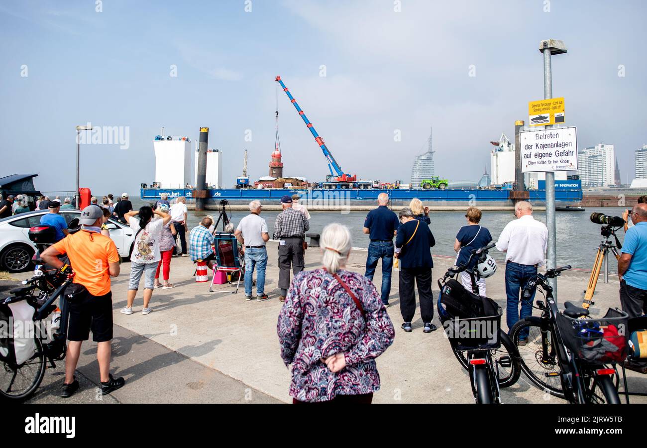 Bremerhaven, Allemagne. 26th août 2022. De nombreux spectateurs suivent les travaux de démantèlement du dôme historique du phare pendu sur la jetée. La jetée nord avec la balise sur le Weser, l'un des points de repère de Bremerhaven, avait coulé dans la nuit de 18 août 2022 - depuis lors la tour, qui est d'environ 20 mètres de haut, a été penchée. Credit: Hauke-Christian Dittrich/dpa/Alay Live News Banque D'Images