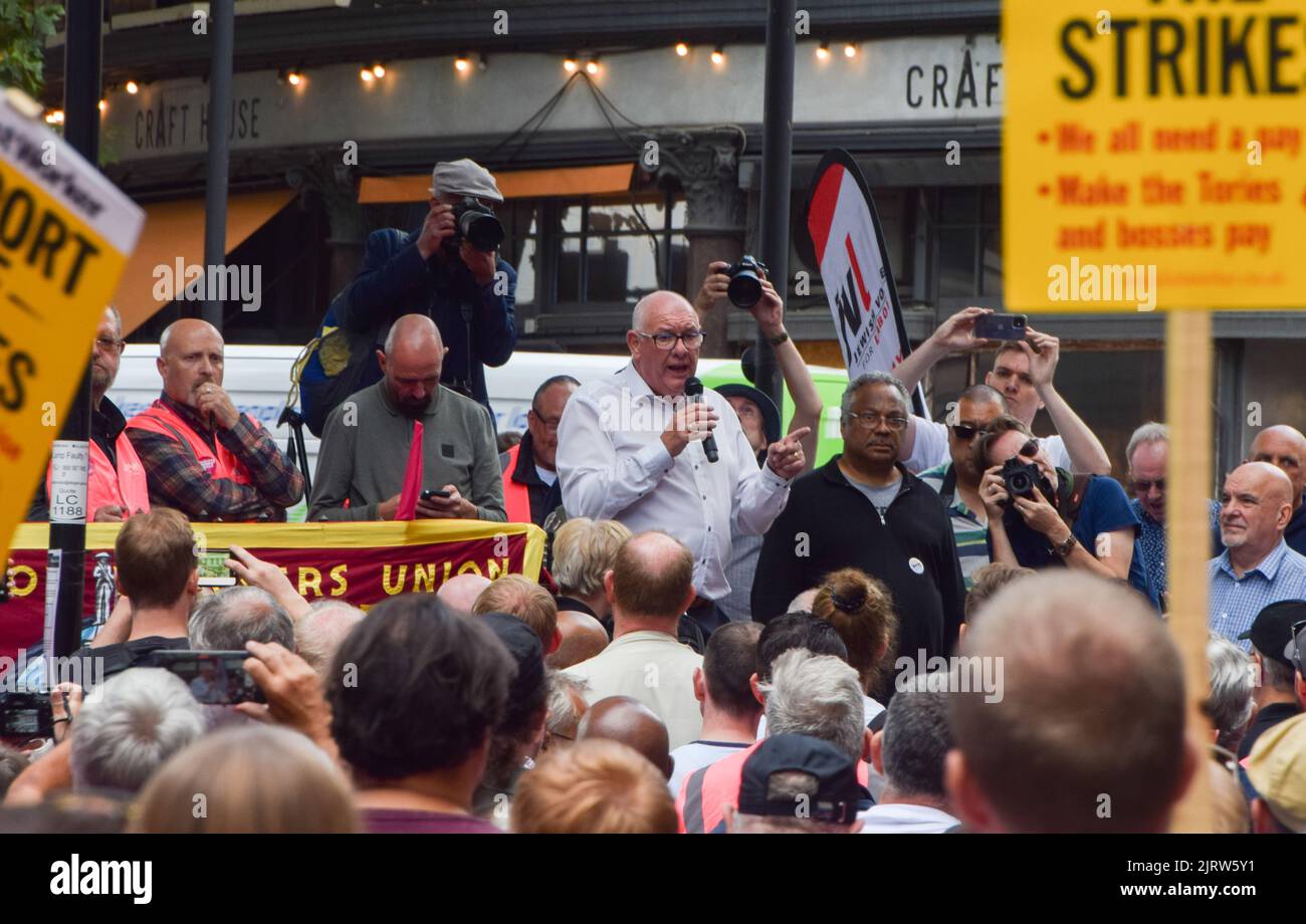Londres, Royaume-Uni. 26th août 2022. le secrétaire général de l'UCF, DAVE WARD, parle pendant le rassemblement. Les membres du syndicat des travailleurs de la communication (CWU), les employés du Royal Mail and Post Office et les partisans ont organisé un rassemblement à l'extérieur du Mount Pleasant Mail Center, alors que des milliers d'employés du Royal Mail and Post Office dans tout le Royaume-Uni commencent leur grève par rapport à leur salaire. Credit: Vuk Valcic/Alamy Live News Banque D'Images