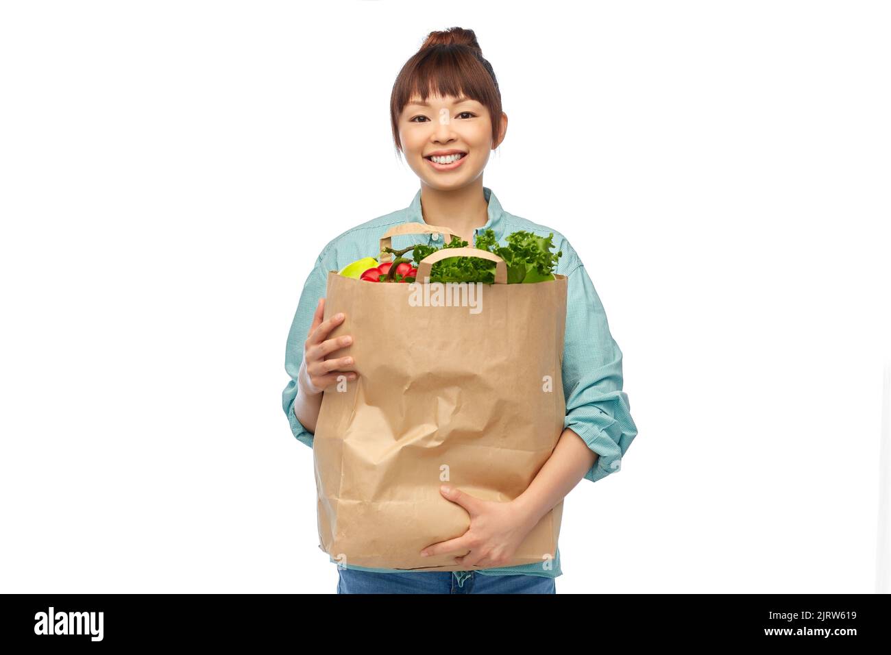 bonne femme asiatique avec de la nourriture dans un sac de shopping en papier Banque D'Images