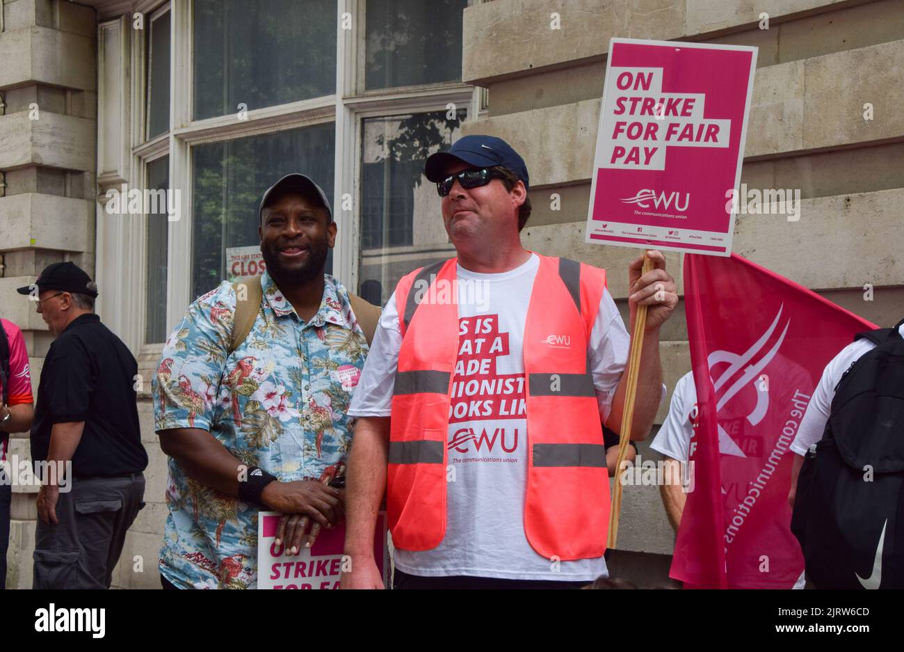 Londres, Royaume-Uni. 26th août 2022. Les membres du syndicat des travailleurs de la communication (CWU), les employés du Royal Mail and Post Office et les partisans ont organisé un rassemblement à l'extérieur du Mount Pleasant Mail Center, alors que des milliers d'employés du Royal Mail and Post Office dans tout le Royaume-Uni commencent leur grève par rapport à leur salaire. Credit: Vuk Valcic/Alamy Live News Banque D'Images