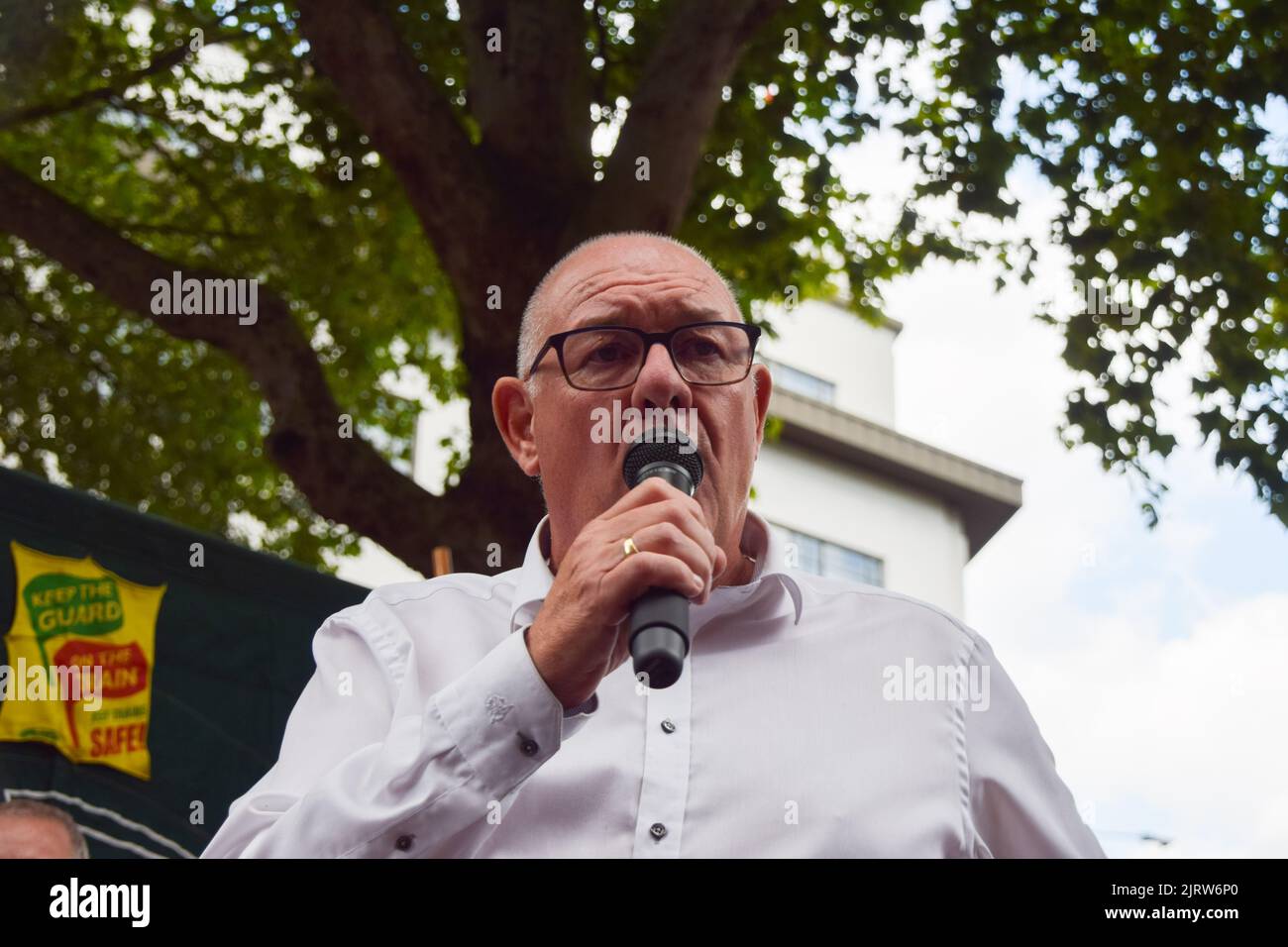Londres, Royaume-Uni. 26th août 2022. le secrétaire général de l'UCF, DAVE WARD, parle pendant le rassemblement. Les membres du syndicat des travailleurs de la communication (CWU), les employés du Royal Mail and Post Office et les partisans ont organisé un rassemblement à l'extérieur du Mount Pleasant Mail Center, alors que des milliers d'employés du Royal Mail and Post Office dans tout le Royaume-Uni commencent leur grève par rapport à leur salaire. Credit: Vuk Valcic/Alamy Live News Banque D'Images