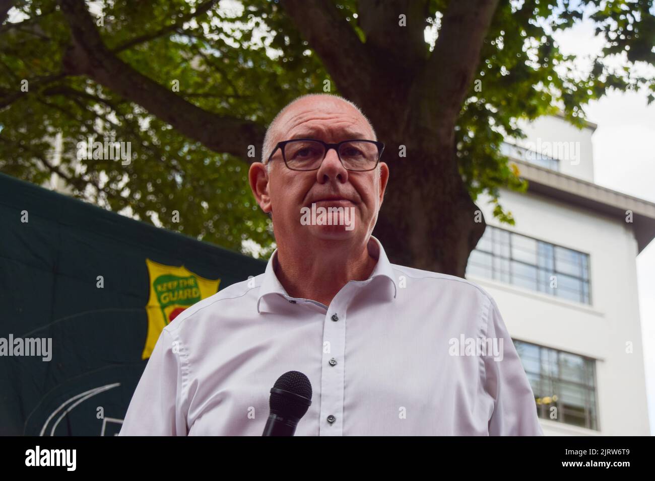 Londres, Royaume-Uni. 26th août 2022. le secrétaire général de l'UCF, DAVE WARD, parle pendant le rassemblement. Les membres du syndicat des travailleurs de la communication (CWU), les employés du Royal Mail and Post Office et les partisans ont organisé un rassemblement à l'extérieur du Mount Pleasant Mail Center, alors que des milliers d'employés du Royal Mail and Post Office dans tout le Royaume-Uni commencent leur grève par rapport à leur salaire. Credit: Vuk Valcic/Alamy Live News Banque D'Images