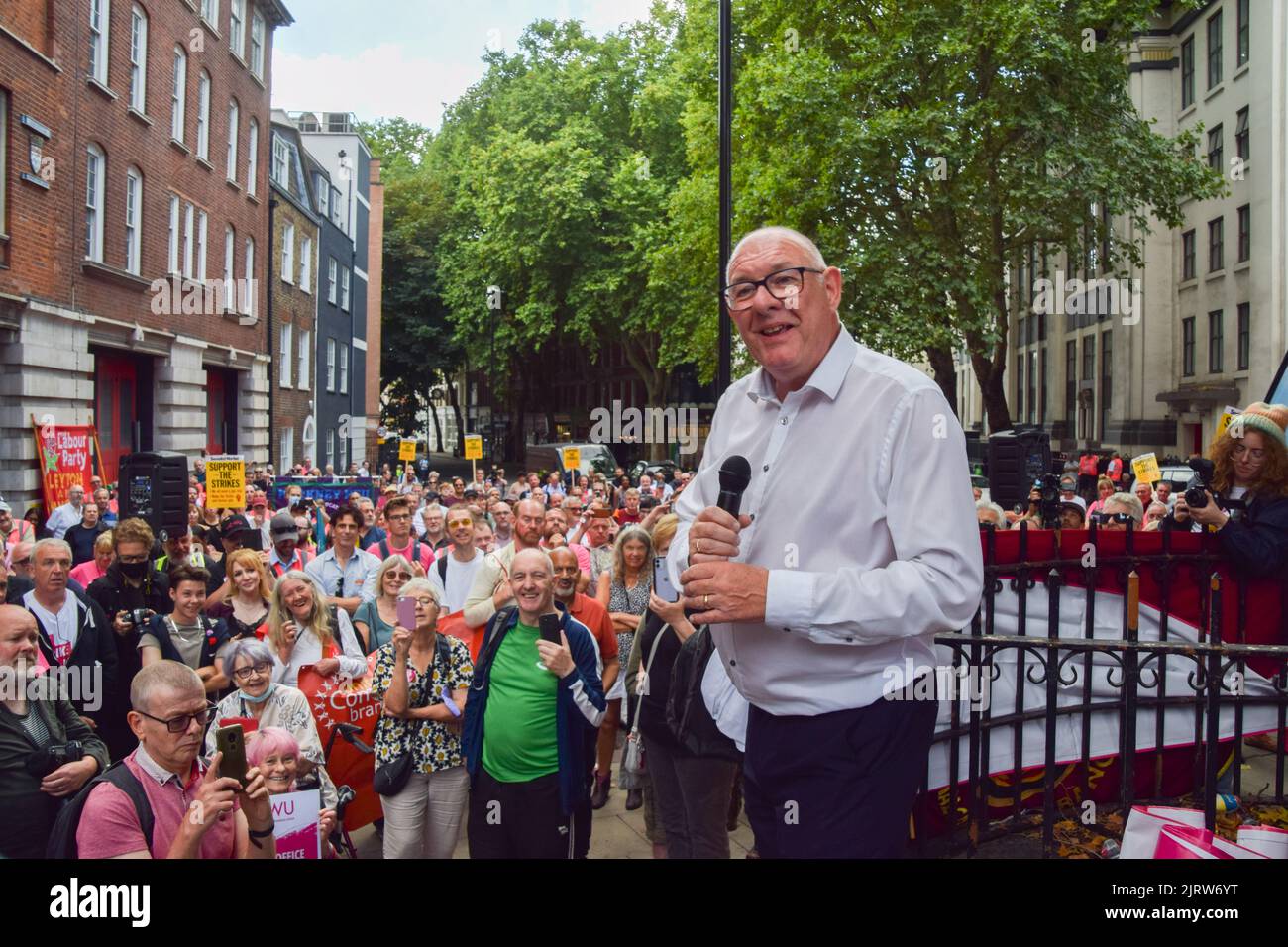 Londres, Royaume-Uni. 26th août 2022. le secrétaire général de l'UCF, DAVE WARD, parle pendant le rassemblement. Les membres du syndicat des travailleurs de la communication (CWU), les employés du Royal Mail and Post Office et les partisans ont organisé un rassemblement à l'extérieur du Mount Pleasant Mail Center, alors que des milliers d'employés du Royal Mail and Post Office dans tout le Royaume-Uni commencent leur grève par rapport à leur salaire. Credit: Vuk Valcic/Alamy Live News Banque D'Images