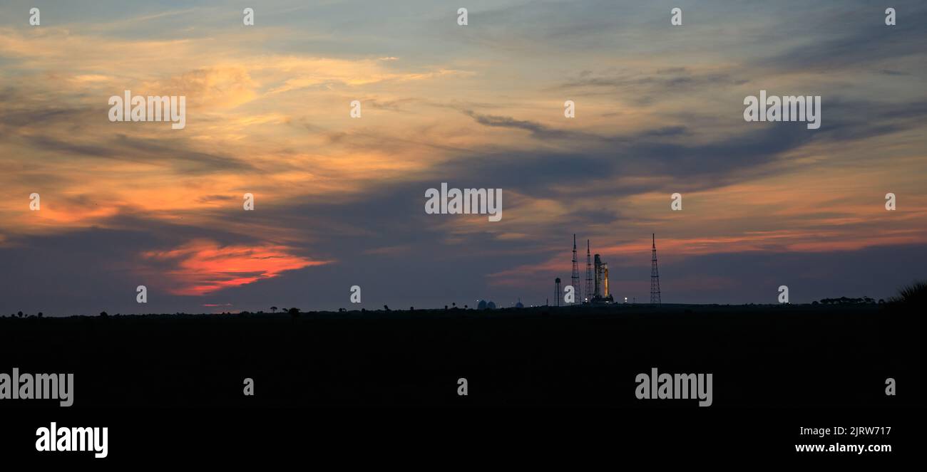 Kennedy Space Center, États-Unis d'Amérique. 18 août 2022. Lever de soleil au-dessus de la fusée du système de lancement spatial de la NASA avec l'engin spatial Orion readié au Launch Complex 39B au sommet d'un lanceur mobile, au Kennedy Space Center, à 22 août 2022, à Cape Canaveral, en Floride. La fusée est en cours de préparation pour l'essai en vol de l'onu prévu pas plus tôt que 29 août. Credit: Ben Smegelsky/NASA/Alamy Live News Banque D'Images