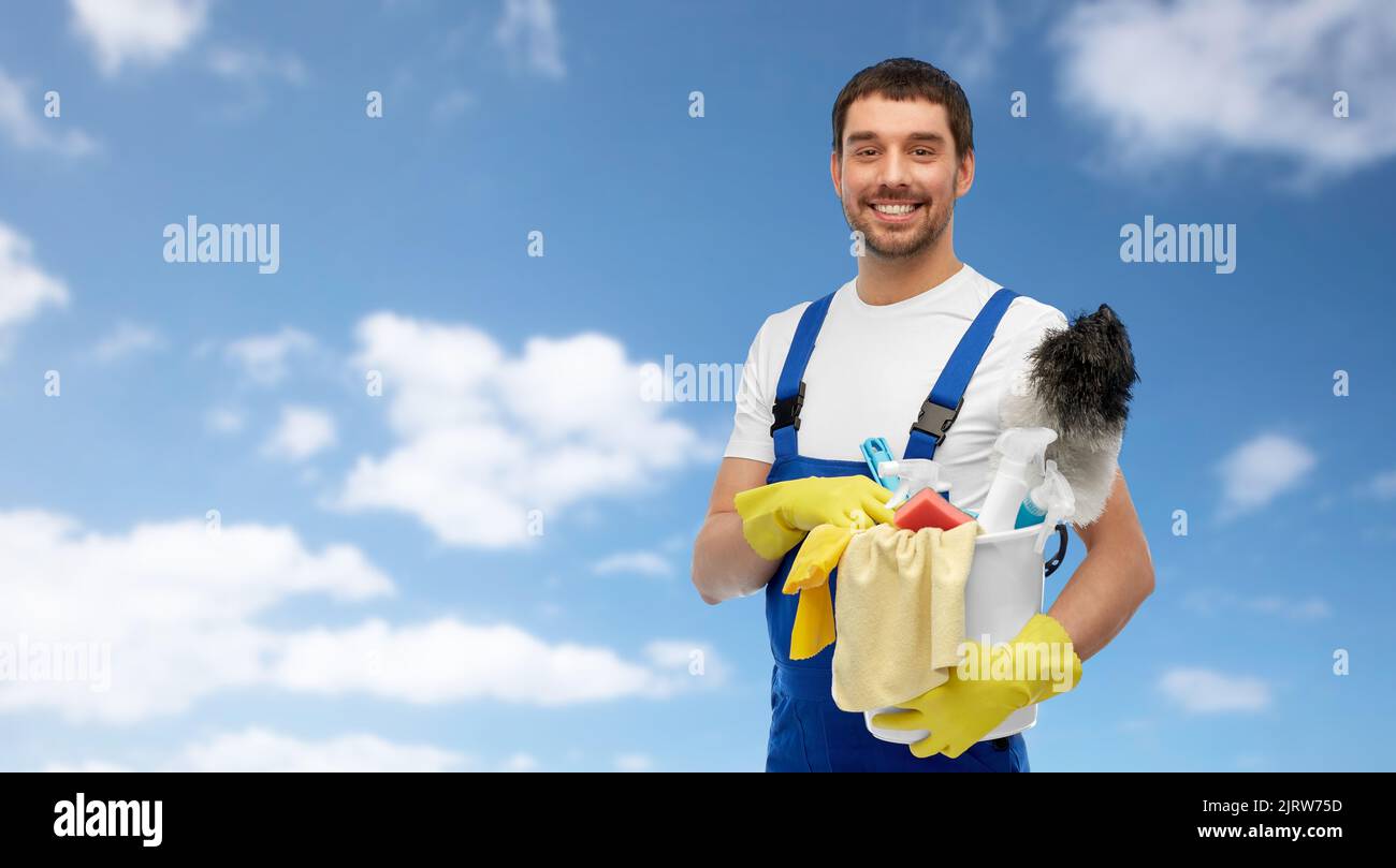 nettoyant masculin dans l'ensemble avec fournitures de nettoyage Banque D'Images