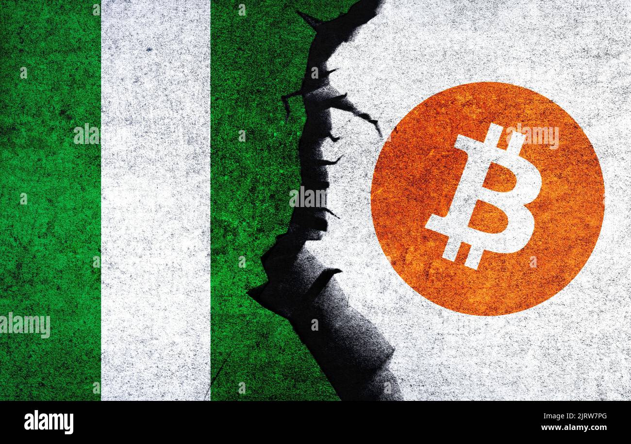 Le Bitcoin et le drapeau du Nigeria sur un mur avec une fissure. Nigeria Bitcoin bannis, mines, illégal, technologie de blockchain pour le concept de monnaie crypto Banque D'Images