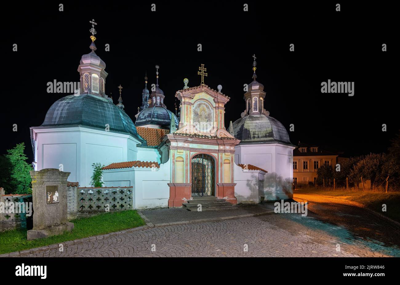 Église baroque de l'Assomption de la Vierge Marie dans la ville tchèque de Tabor. Bâtiment historique et tours du monastère de Klokoty, lieu de pèlerinage chrétien. Vue de nuit. Banque D'Images