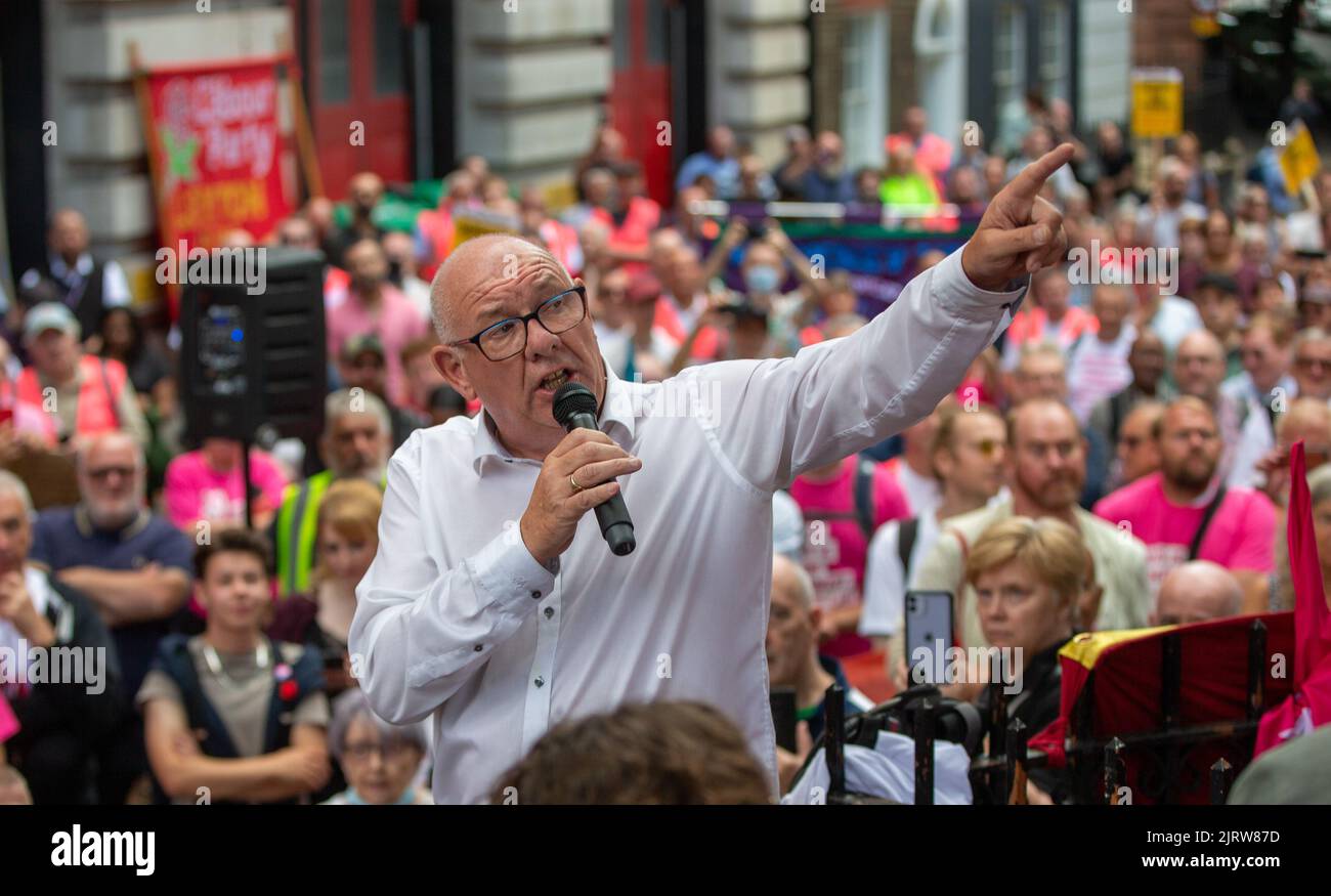 Londres, Angleterre, Royaume-Uni. 26th août 2022. Le secrétaire général du Syndicat des travailleurs de la communication (UCF), DAVE WARD, s'adresse à un rassemblement à l'extérieur du centre de courrier Mount Pleasant le premier jour de la grève des travailleurs du courrier royal exigeant une augmentation de salaire. Plus de 100,000 000 travailleurs font grève au Royaume-Uni. Crédit : ZUMA Press, Inc./Alay Live News Banque D'Images