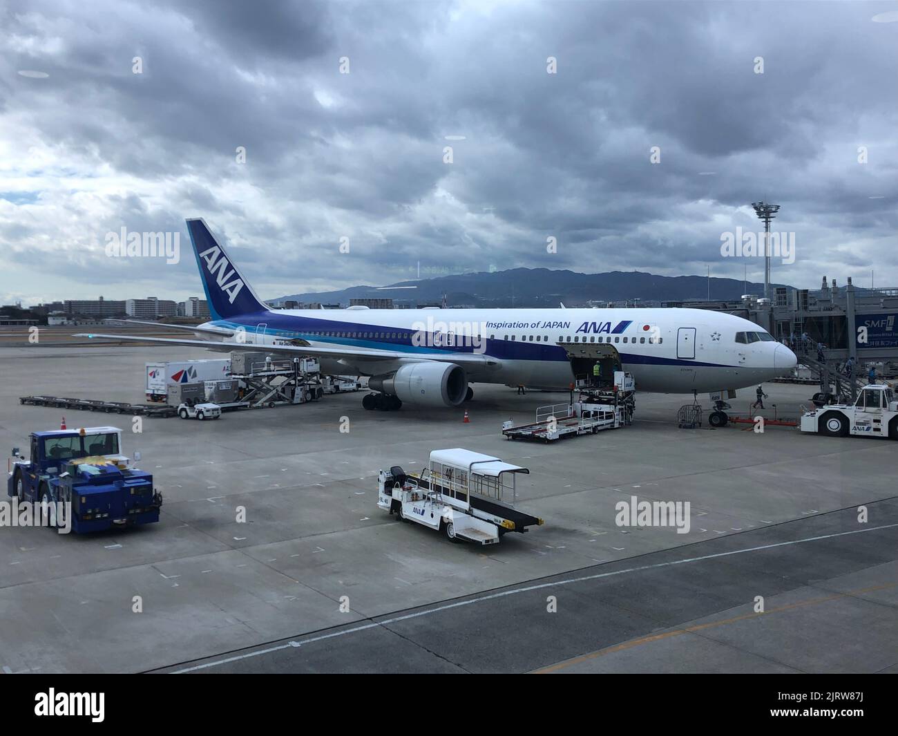 Le Boeing 767-300ER de l'ANA à l'aéroport d'Osaka, au Japon Banque D'Images