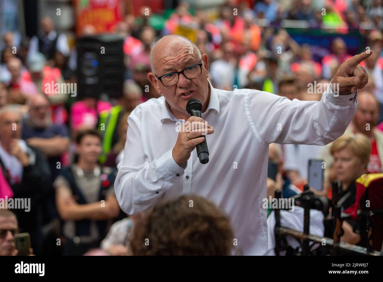Londres, Angleterre, Royaume-Uni. 26th août 2022. Le secrétaire général du Syndicat des travailleurs de la communication (UCF), DAVE WARD, s'adresse à un rassemblement à l'extérieur du centre de courrier Mount Pleasant le premier jour de la grève des travailleurs du courrier royal exigeant une augmentation de salaire. Plus de 100,000 000 travailleurs font grève au Royaume-Uni. Crédit : ZUMA Press, Inc./Alay Live News Banque D'Images