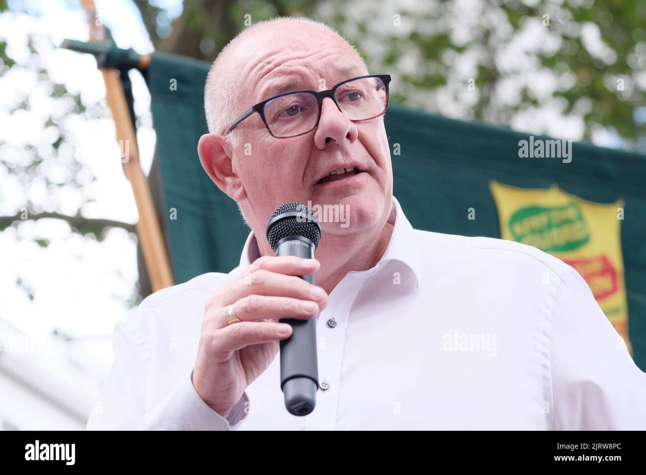 Londres, Royaume-Uni, 26th août 2022. le secrétaire général de l'UCF Dave Ward s'adresse aux travailleurs postaux en grève réunis à un rassemblement à l'extérieur du bureau de tri de Mount Pleasant. Plus de 100 000 travailleurs postaux du Royal Mail, membres du Syndicat des travailleurs de la communication (CMU), ont organisé la première des quatre sorties en déroute dans un conflit sur la rémunération, où une augmentation de salaire de 5,5% a été rejetée au motif qu'elle est à la traîne de l'inflation et ne couvre pas le coût actuel de la vie. Crédit : onzième heure Photographie/Alamy Live News Banque D'Images