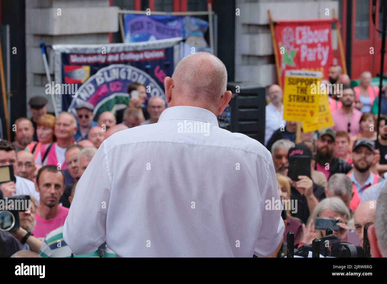 Londres, Royaume-Uni, 26th août 2022. le secrétaire général de l'UCF Dave Ward s'adresse aux travailleurs postaux en grève réunis à un rassemblement à l'extérieur du bureau de tri de Mount Pleasant. Plus de 100 000 travailleurs postaux du Royal Mail, membres du Syndicat des travailleurs de la communication (CMU), ont organisé la première des quatre sorties en déroute dans un conflit sur la rémunération, où une augmentation de salaire de 5,5% a été rejetée au motif qu'elle est à la traîne de l'inflation et ne couvre pas le coût actuel de la vie. Crédit : onzième heure Photographie/Alamy Live News Banque D'Images