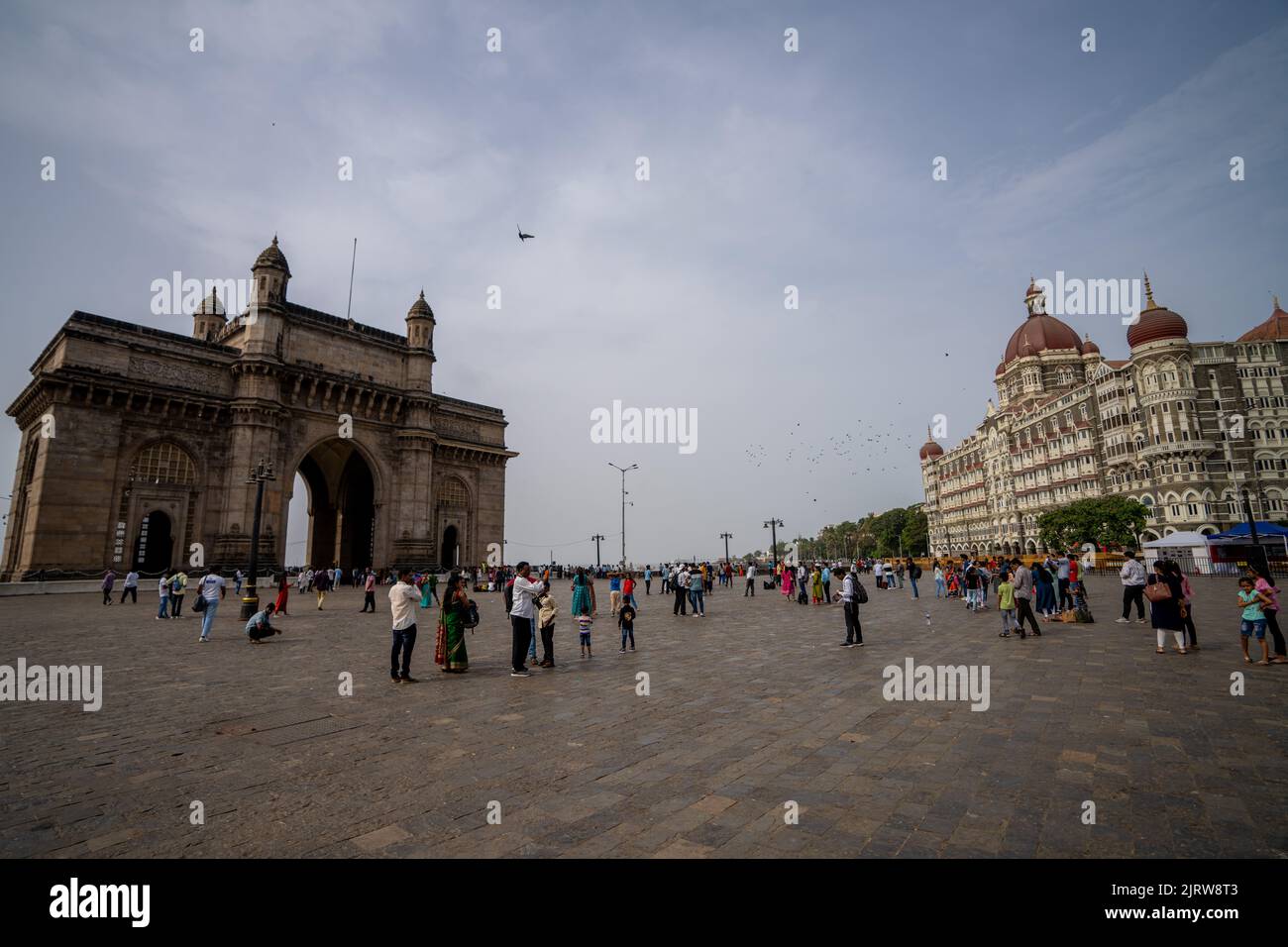 Une foule de touristes visitant la porte de l'Inde à Mumbai, Inde Banque D'Images