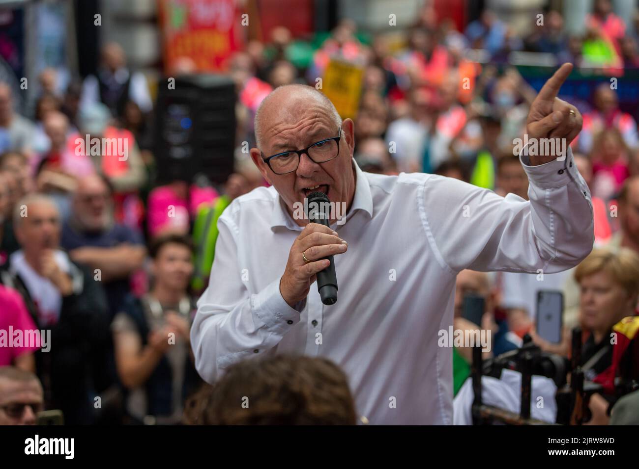 Londres, Angleterre, Royaume-Uni. 26th août 2022. Le secrétaire général du Syndicat des travailleurs de la communication (UCF), DAVE WARD, s'adresse à un rassemblement à l'extérieur du centre de courrier Mount Pleasant le premier jour de la grève des travailleurs du courrier royal exigeant une augmentation de salaire. Plus de 100,000 000 travailleurs font grève au Royaume-Uni. Crédit : ZUMA Press, Inc./Alay Live News Banque D'Images