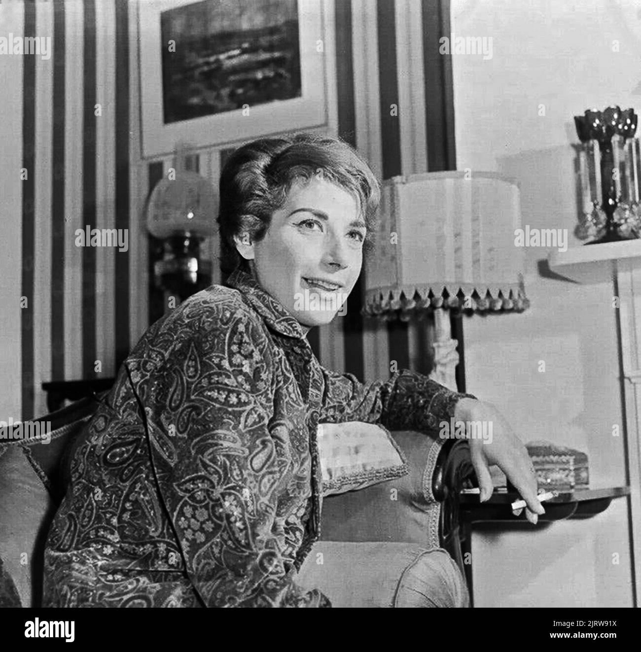 Miriam Karlin actrice fumant la cigarette 1962 Banque D'Images