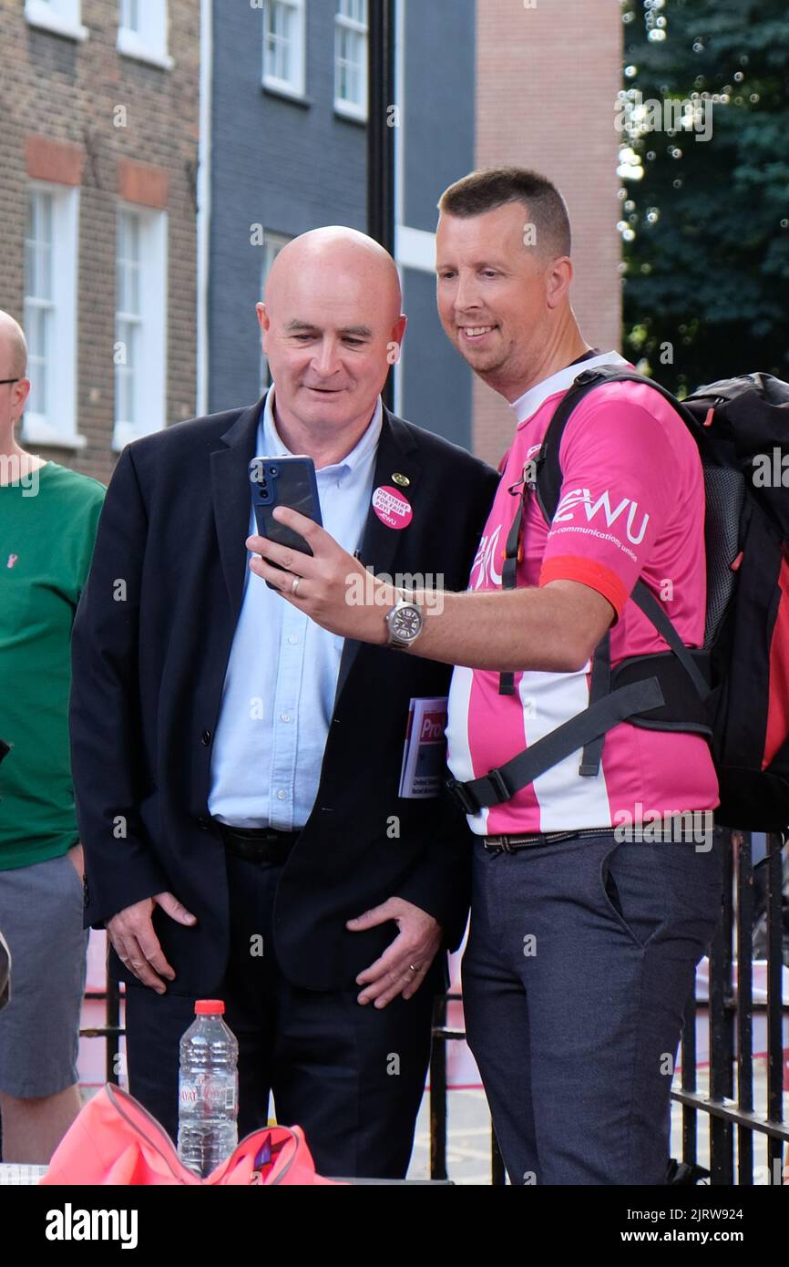 Londres, Royaume-Uni, 26th août 2022. le secrétaire général du syndicat RMT, Mick Lynch, pose un selfie lors d'un rassemblement de travailleurs postaux à l'extérieur du bureau de tri de Mount Pleasant. Plus de 100 000 travailleurs postaux du Royal Mail, membres du Syndicat des travailleurs de la communication (CMU), ont organisé la première des quatre sorties en déroute dans un conflit sur la rémunération, où une augmentation de salaire de 5,5% a été rejetée au motif qu'elle est à la traîne de l'inflation et ne couvre pas le coût actuel de la vie. Crédit : onzième heure Photographie/Alamy Live News Banque D'Images