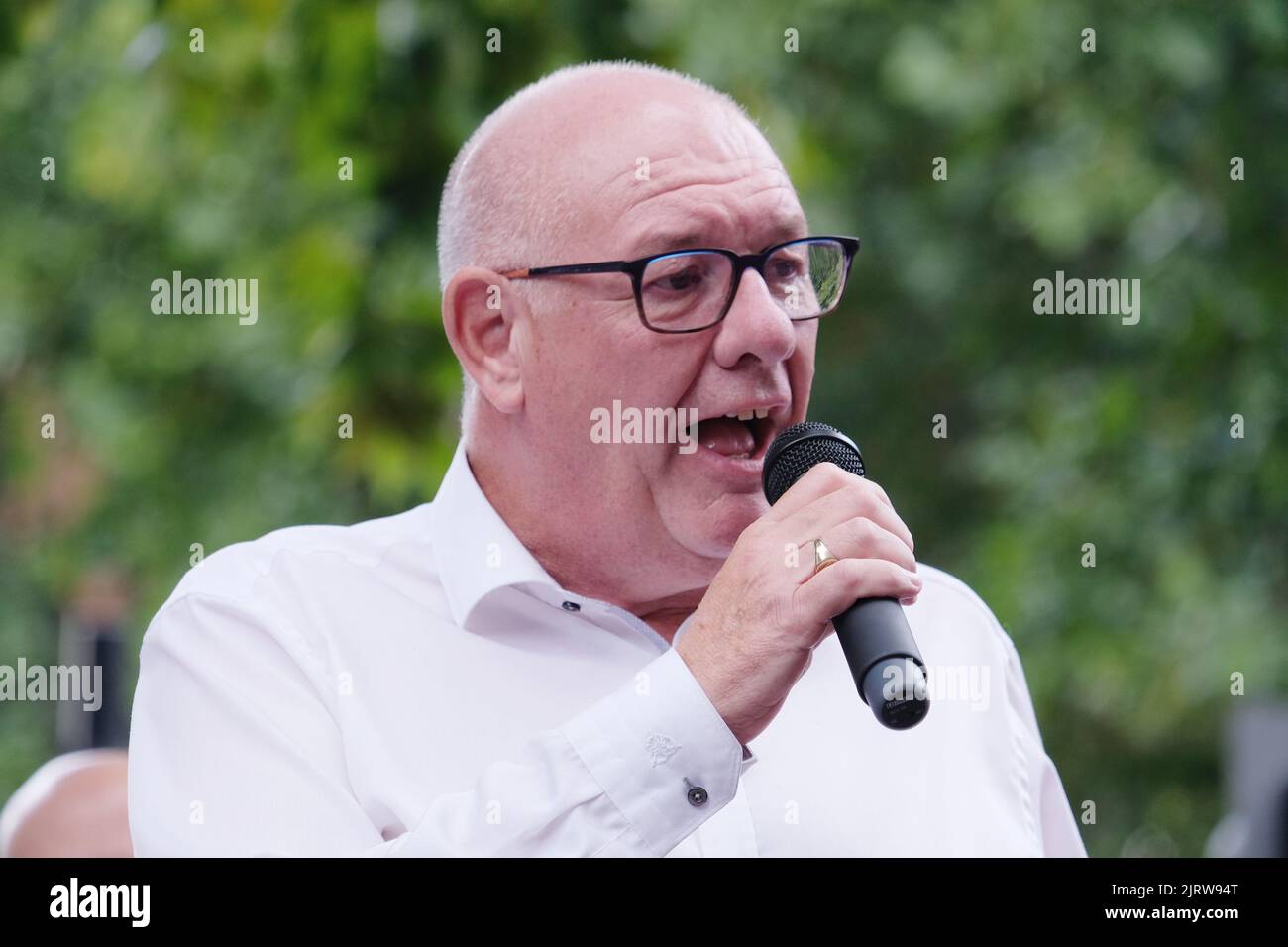 Londres, Royaume-Uni, 26th août 2022. le secrétaire général de l'UCF Dave Ward s'adresse aux travailleurs postaux en grève réunis à un rassemblement à l'extérieur du bureau de tri de Mount Pleasant. Plus de 100 000 travailleurs postaux du Royal Mail, membres du Syndicat des travailleurs de la communication (CMU), ont organisé la première des quatre sorties en déroute dans un conflit sur la rémunération, où une augmentation de salaire de 5,5% a été rejetée au motif qu'elle est à la traîne de l'inflation et ne couvre pas le coût actuel de la vie. Crédit : onzième heure Photographie/Alamy Live News Banque D'Images