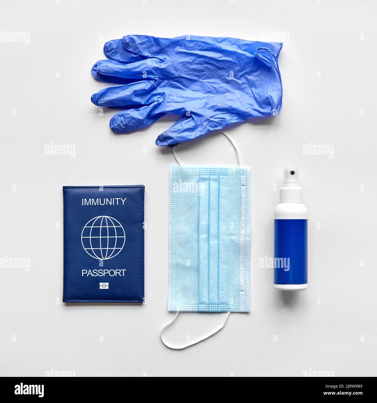 passeport d'immunité, masque, gants et désinfectant pour les mains Banque D'Images