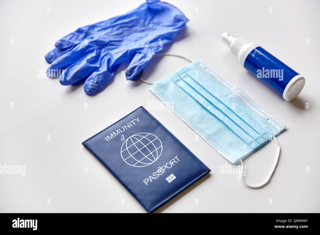 passeport d'immunité, masque, gants et désinfectant pour les mains Banque D'Images