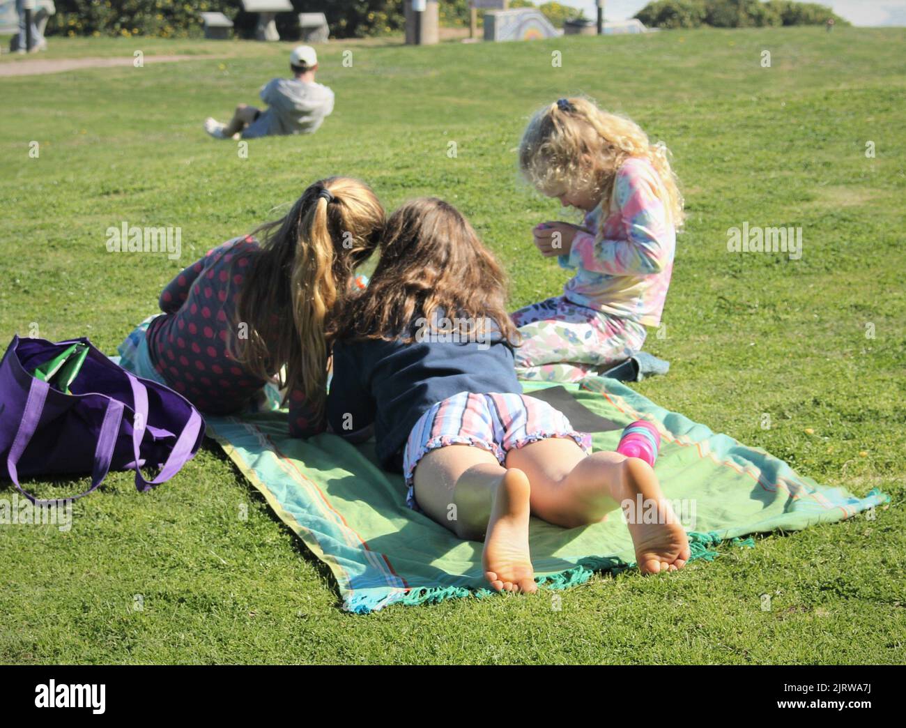 Trois petites filles dans un parc Banque D'Images