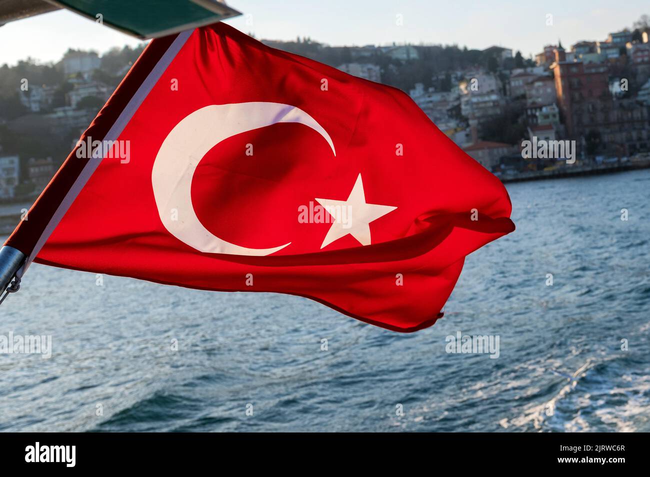 Le drapeau turc est un drapeau rouge avec une étoile blanche et un croissant. Le drapeau est