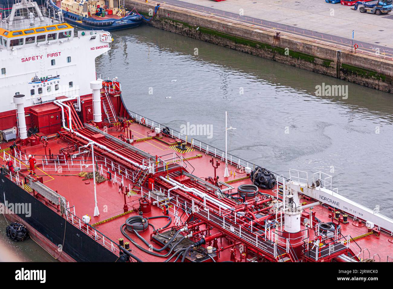 Le pétrolier de Whitonia ravitaillant un bateau de croisière dans le port de Southampton Docks, au Hampshire, au Royaume-Uni Banque D'Images