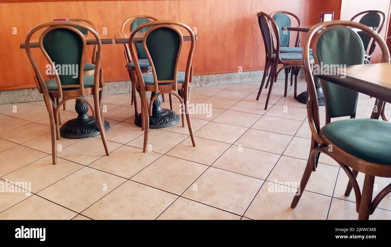 Restaurant rustique, vue d'angle sur un intérieur classique d'un restaurant. Banque D'Images