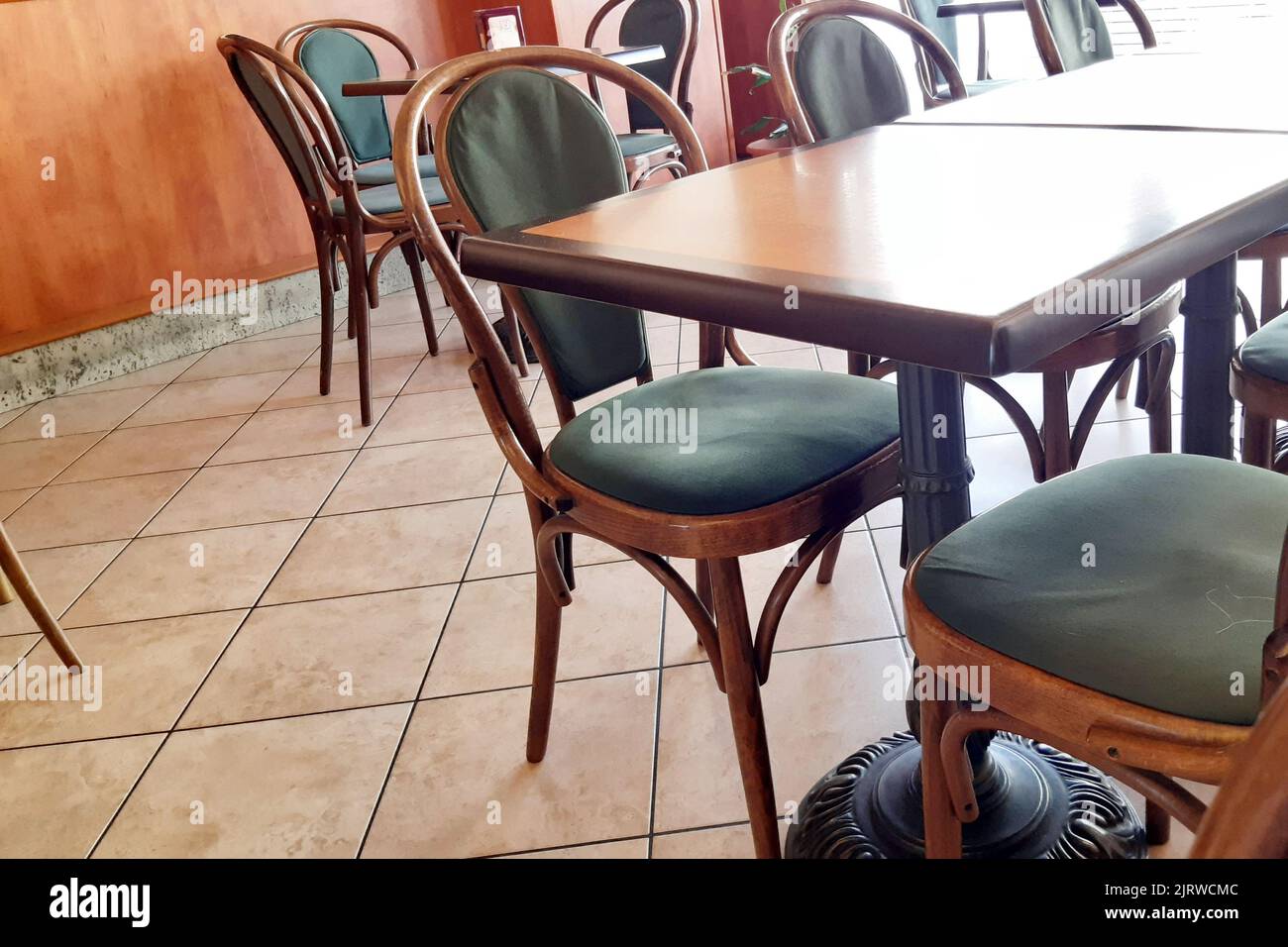 Restaurant rustique, vue d'angle sur un intérieur classique d'un restaurant. Banque D'Images