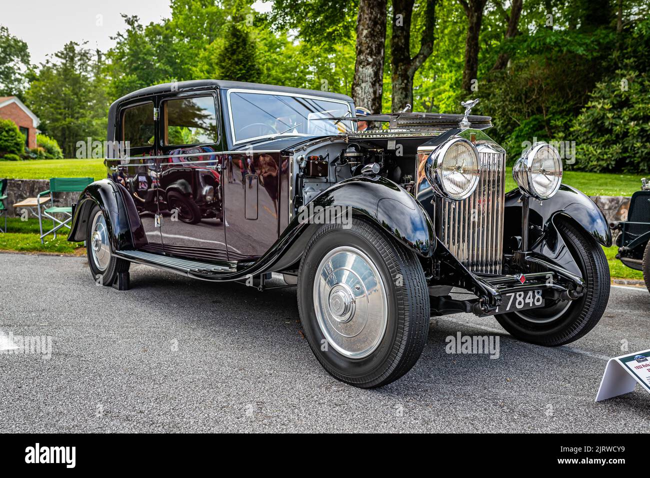 Highlands, Caroline du Nord - 11 juin 2022 : vue d'angle avant à faible perspective d'une berline Rolls-Royce 20/25 1932 lors d'un salon de voiture local. Banque D'Images