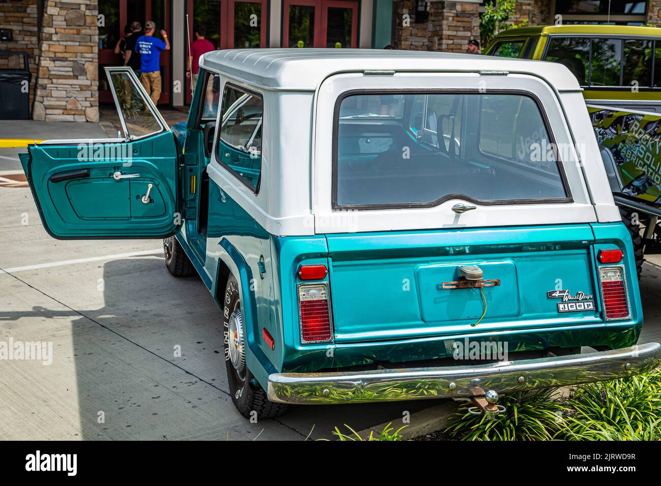 Pigeon Forge, TN - 25 août 2017: Vue à l'angle arrière d'un wagon de station de Jeep Kaiser Jeepster Commando lors d'un rallye de passionnés locaux. Banque D'Images