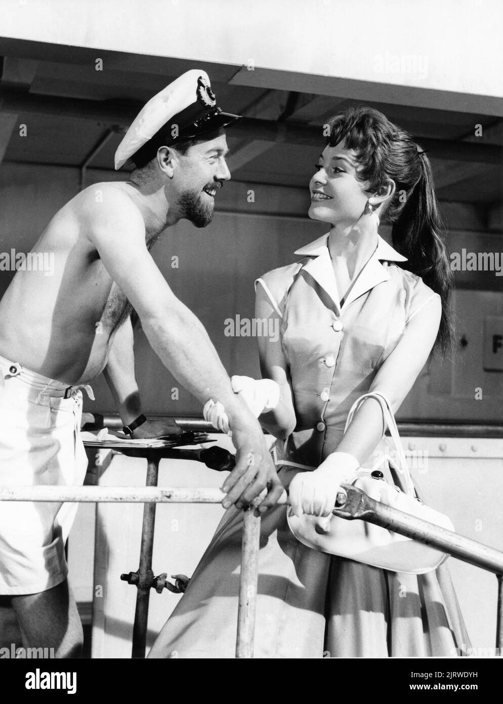 MICHAEL MEDWIN et BRIGITTE BARDOT médecin À SEA 1955 réalisateur RALPH