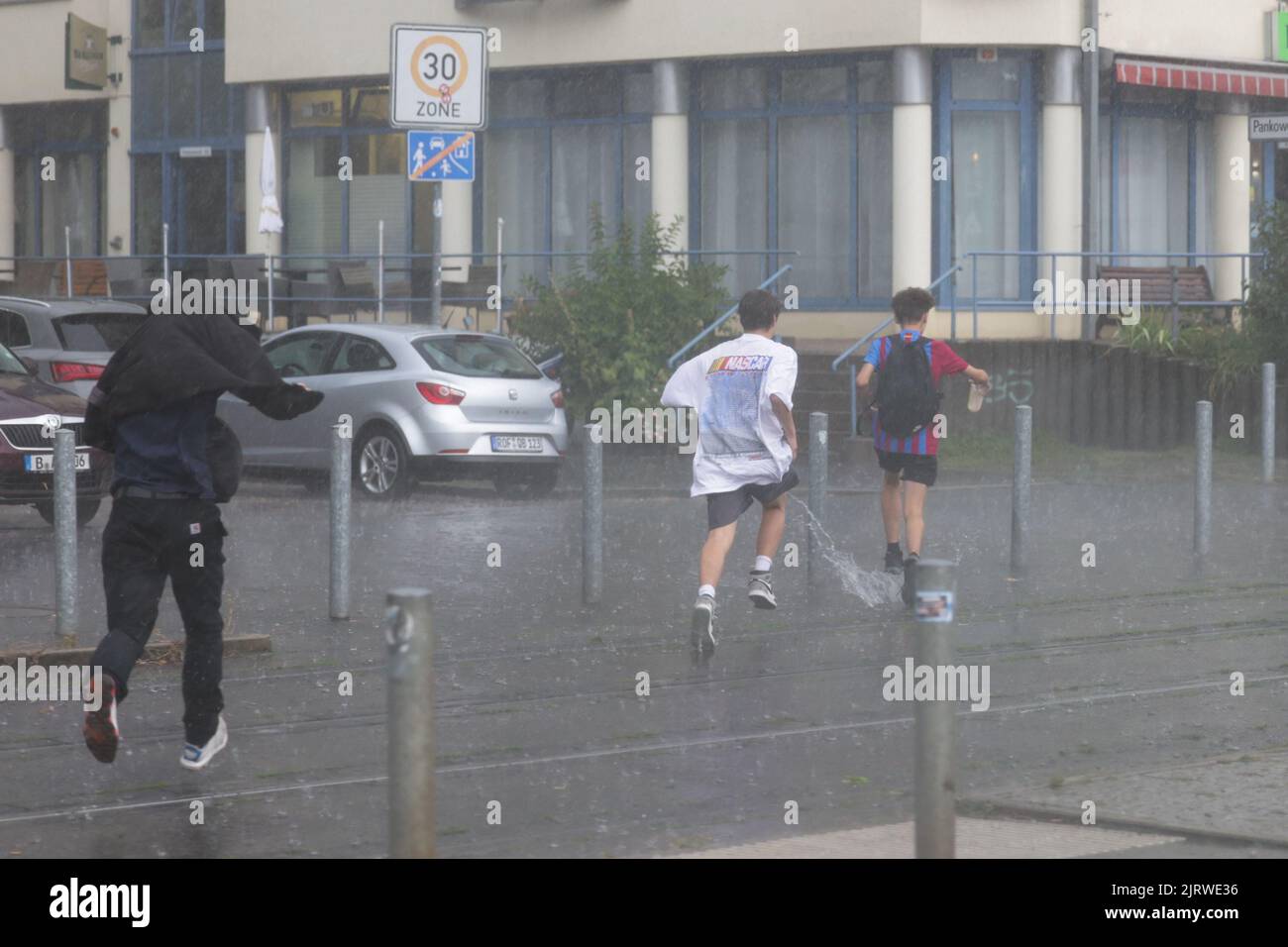 Berlin, Allemagne. 26th août 2022. Une douche à forte pluie tombe dans le quartier de Pankow. Credit: Jörg Carstensen/dpa/Alay Live News Banque D'Images