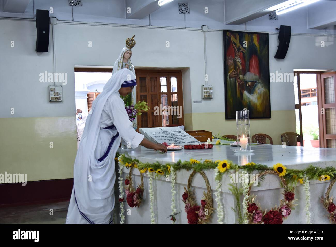 Kolkata Sister's prie la tombe de mère Teresa à l'occasion de son anniversaire de naissance sur 26 août 2022 à Kolkata, Inde. (Photo de Sandip Saha/Pacific Press/Sipa USA) Banque D'Images