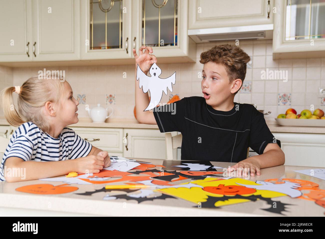 Les enfants préparent des décorations pour les fêtes d'Halloween, font de l'artisanat. Banque D'Images